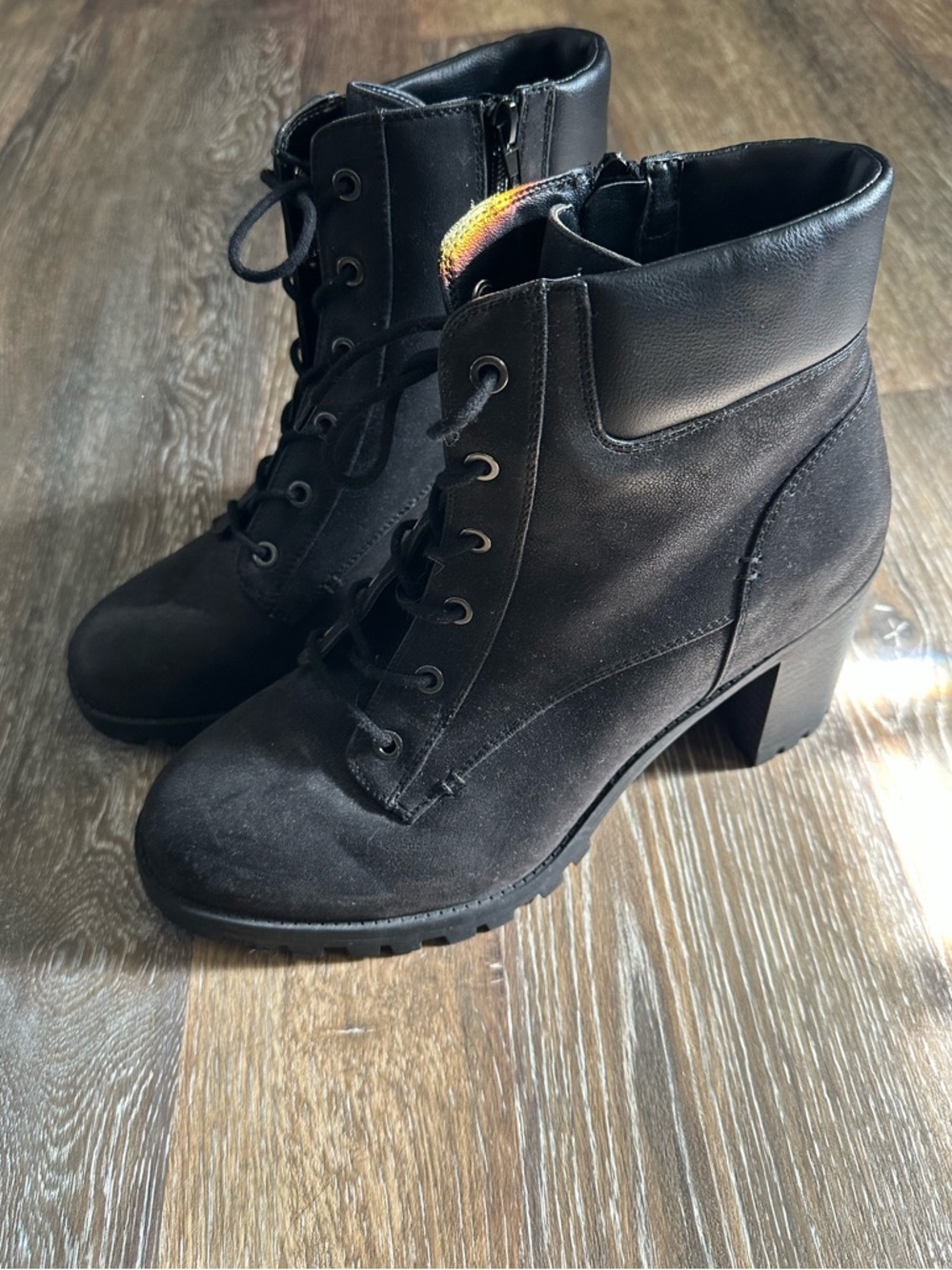 Additionelle Heeled Boots - Picture 3 of 5